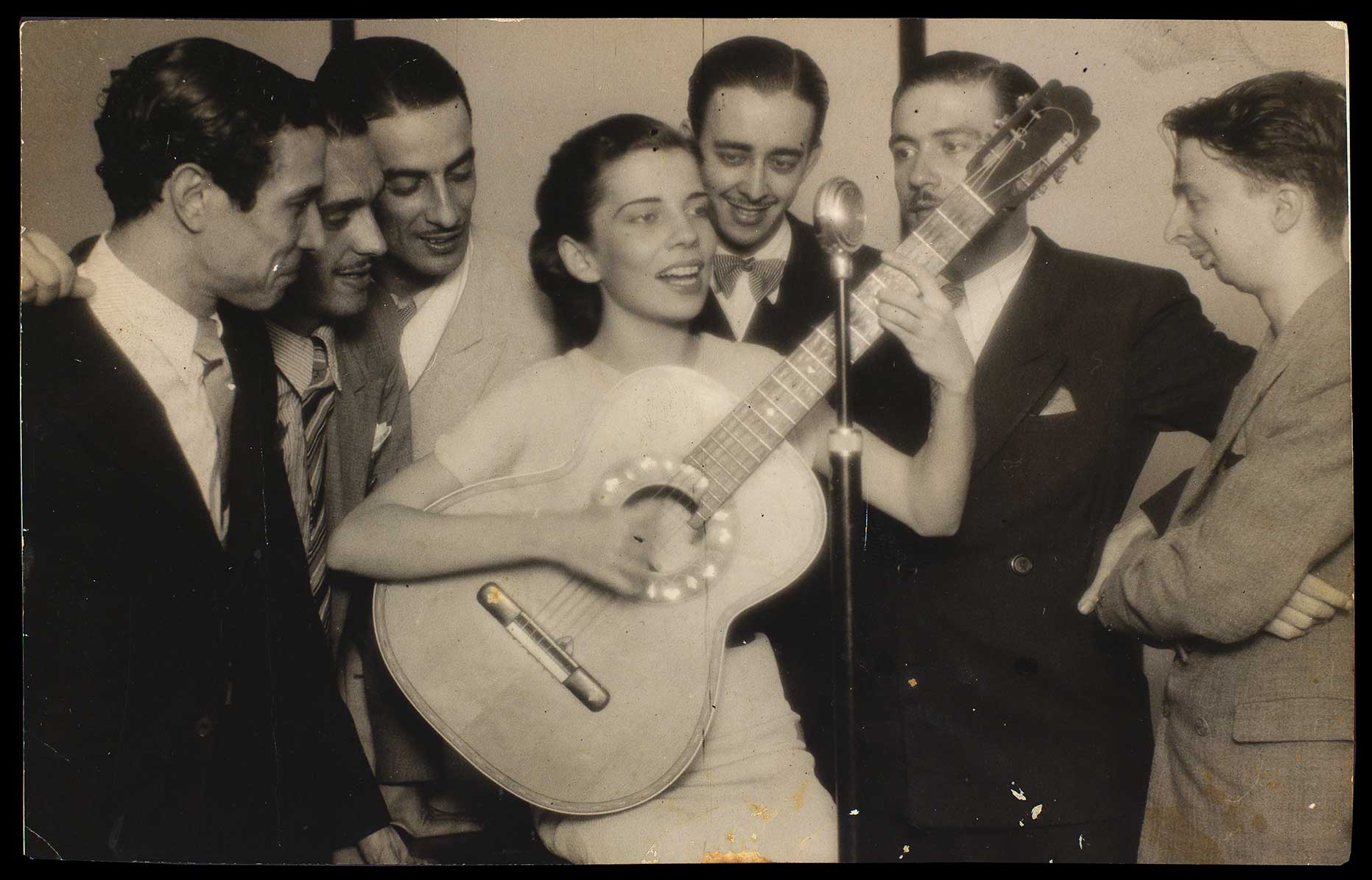 Noel Rosa e Marilia Batista ao violão